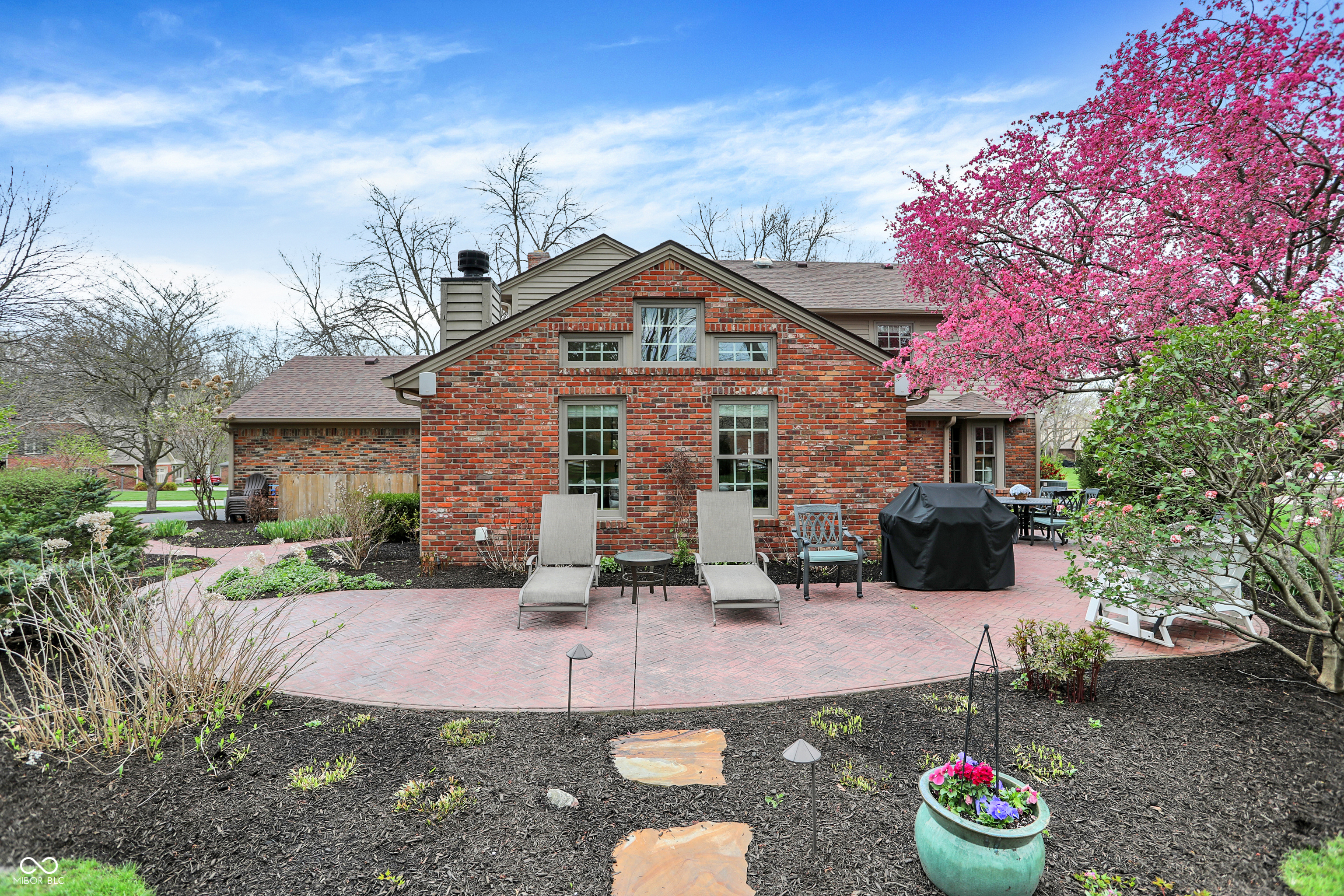 915 Williamsburg Lane