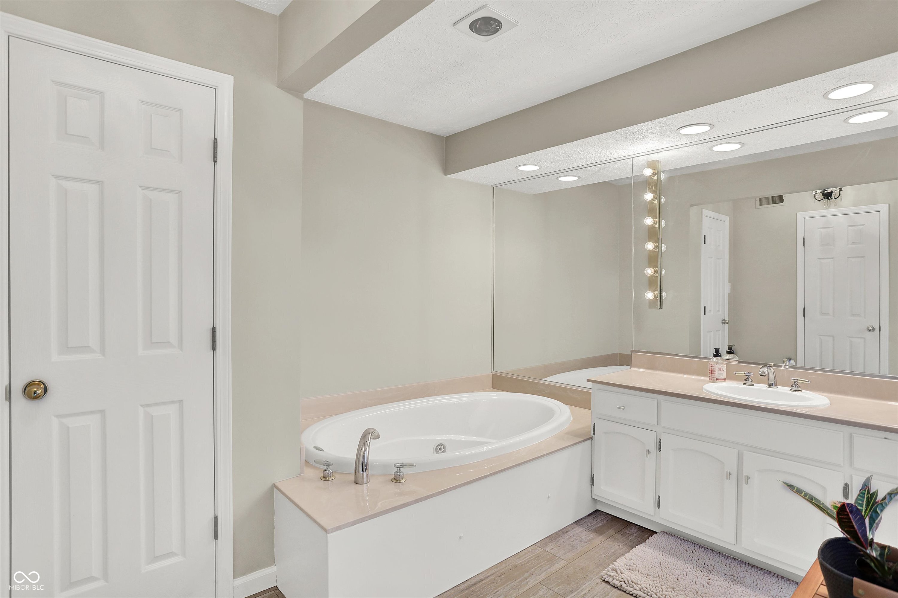 825 Mulberry Street
