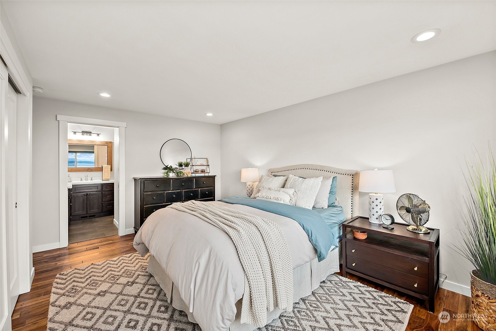 6823 Soundview Drive