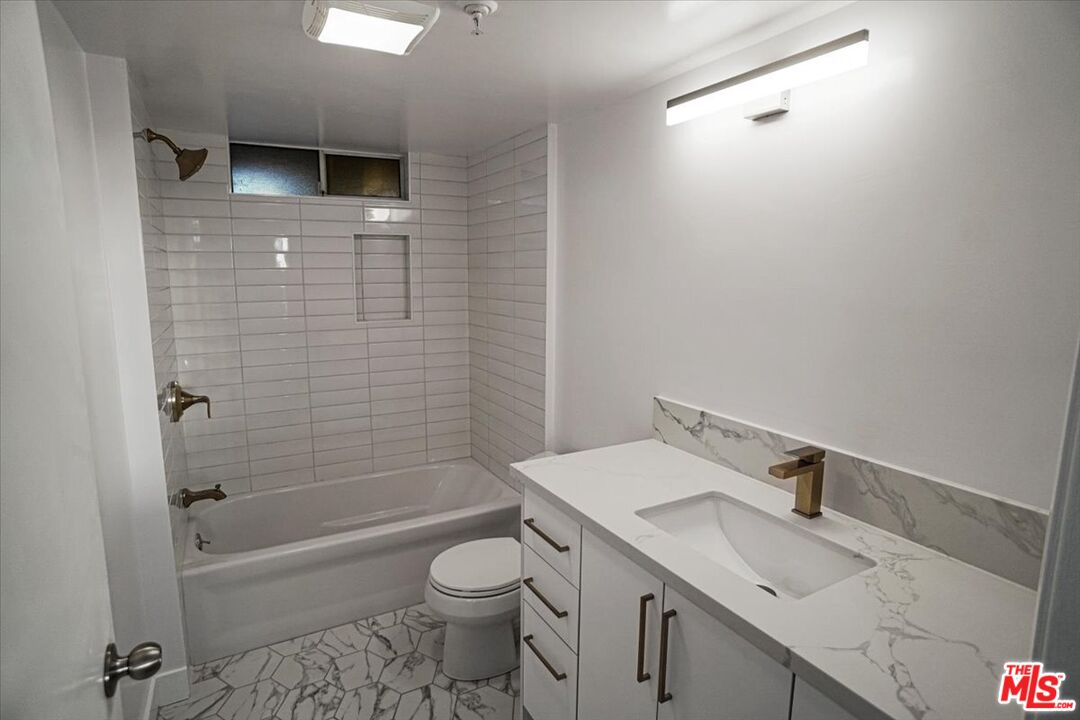231 E Hyde Park Blvd