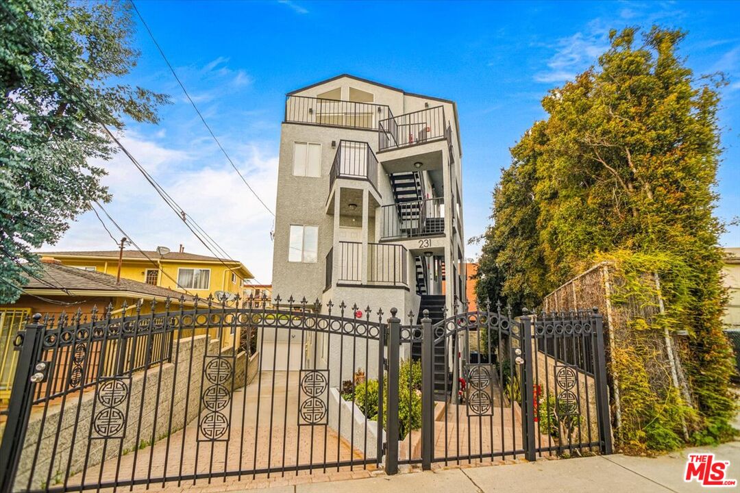 231 E Hyde Park Blvd