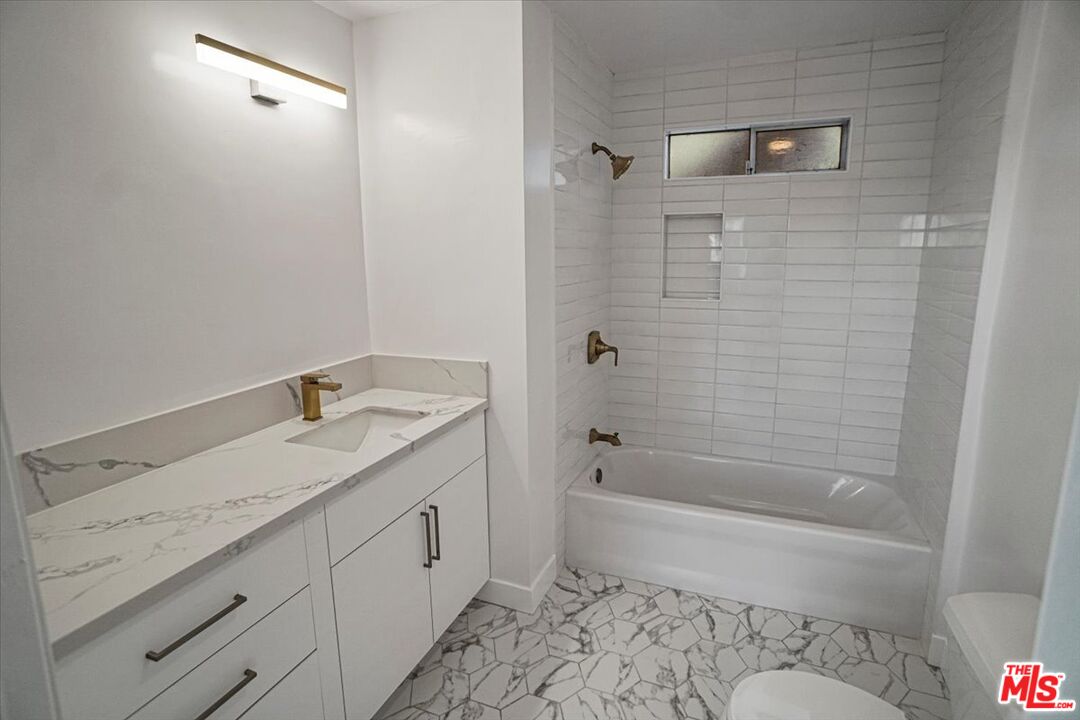 231 E Hyde Park Blvd
