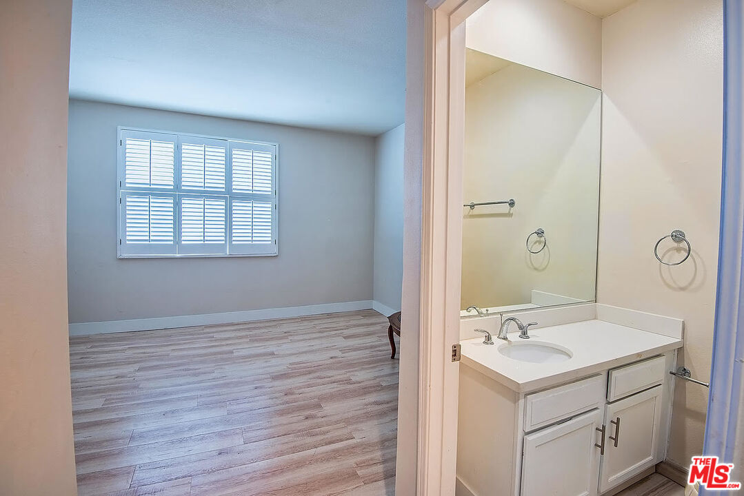 458 N OAKHURST DR Unit: 201