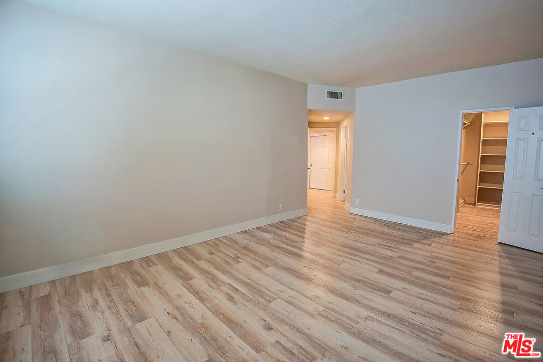 458 N OAKHURST DR Unit: 201