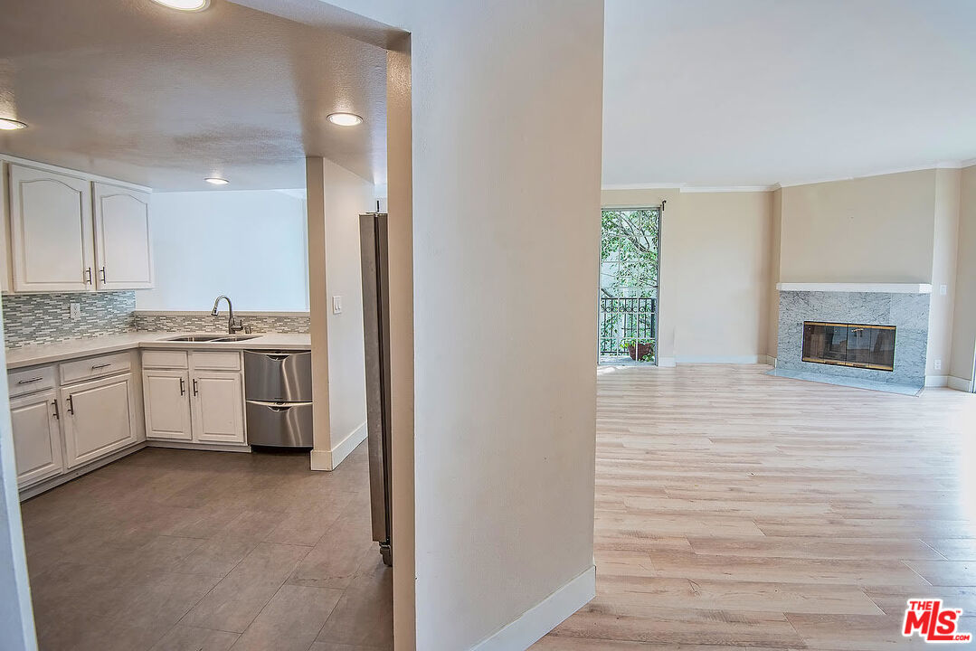 458 N OAKHURST DR Unit: 201