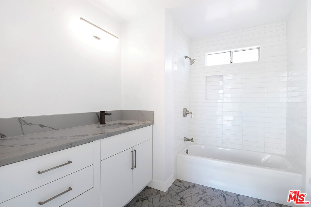 231 E Hyde Park Blvd