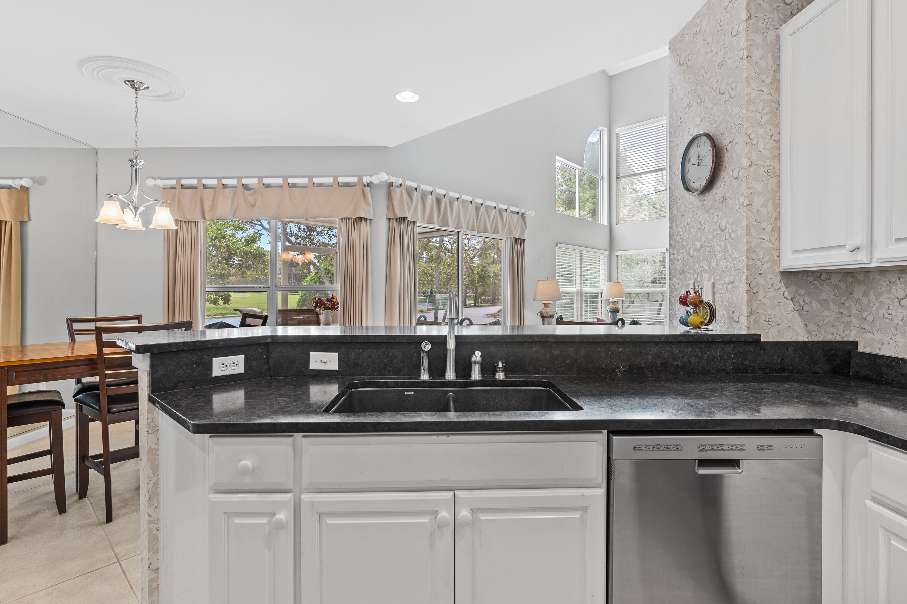 985 Northshore Drive, 985