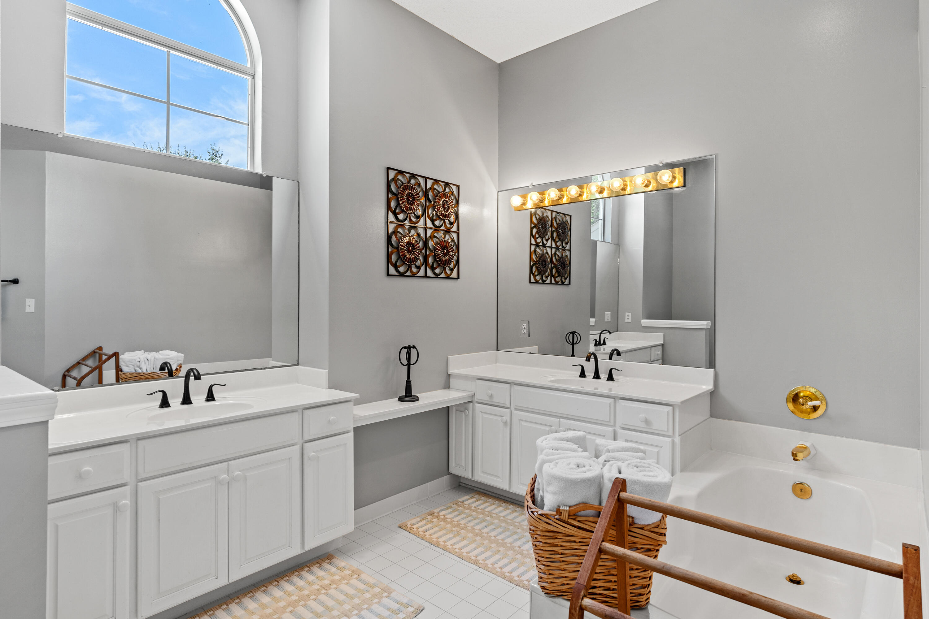 985 Northshore Drive, 985