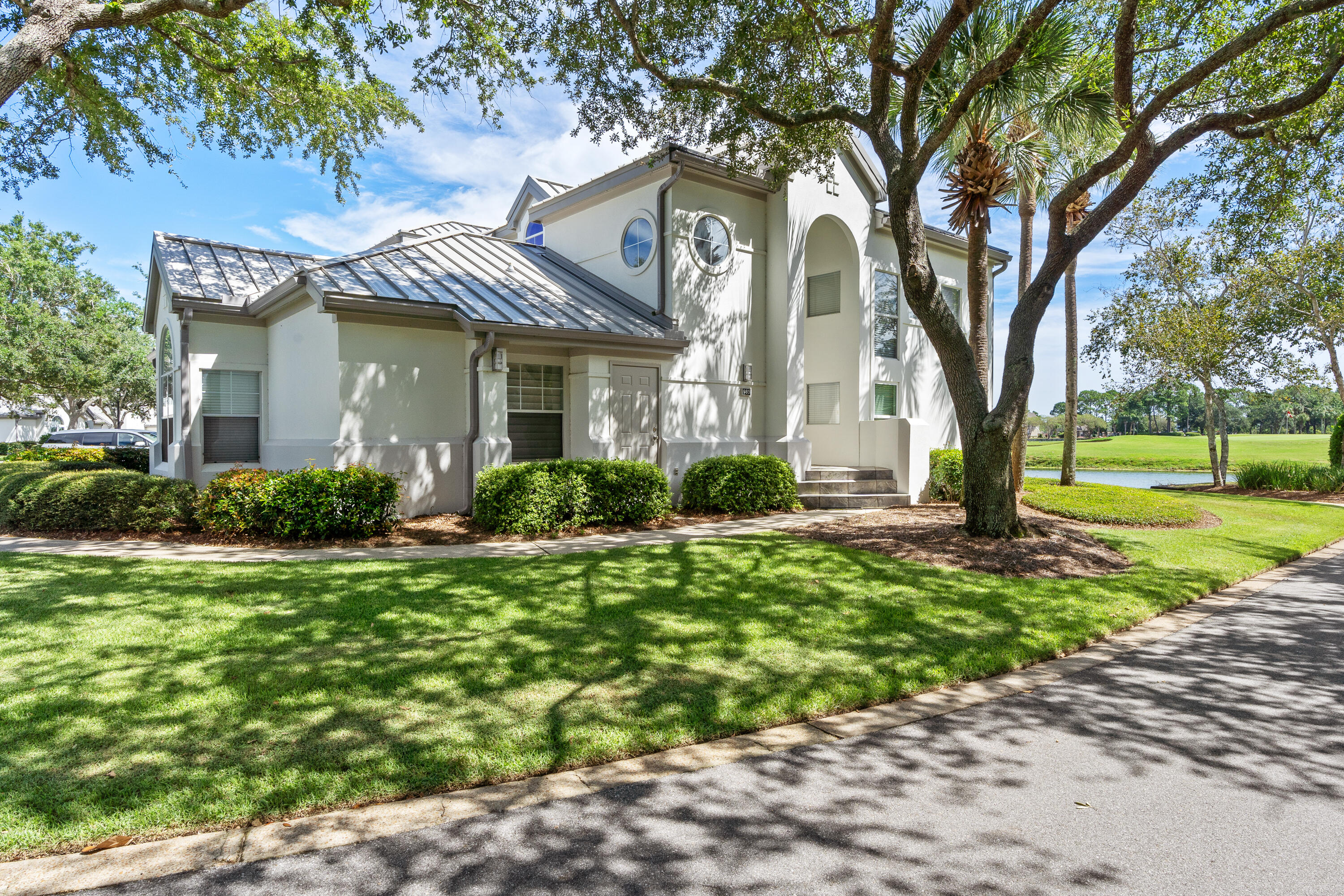 985 Northshore Drive, 985