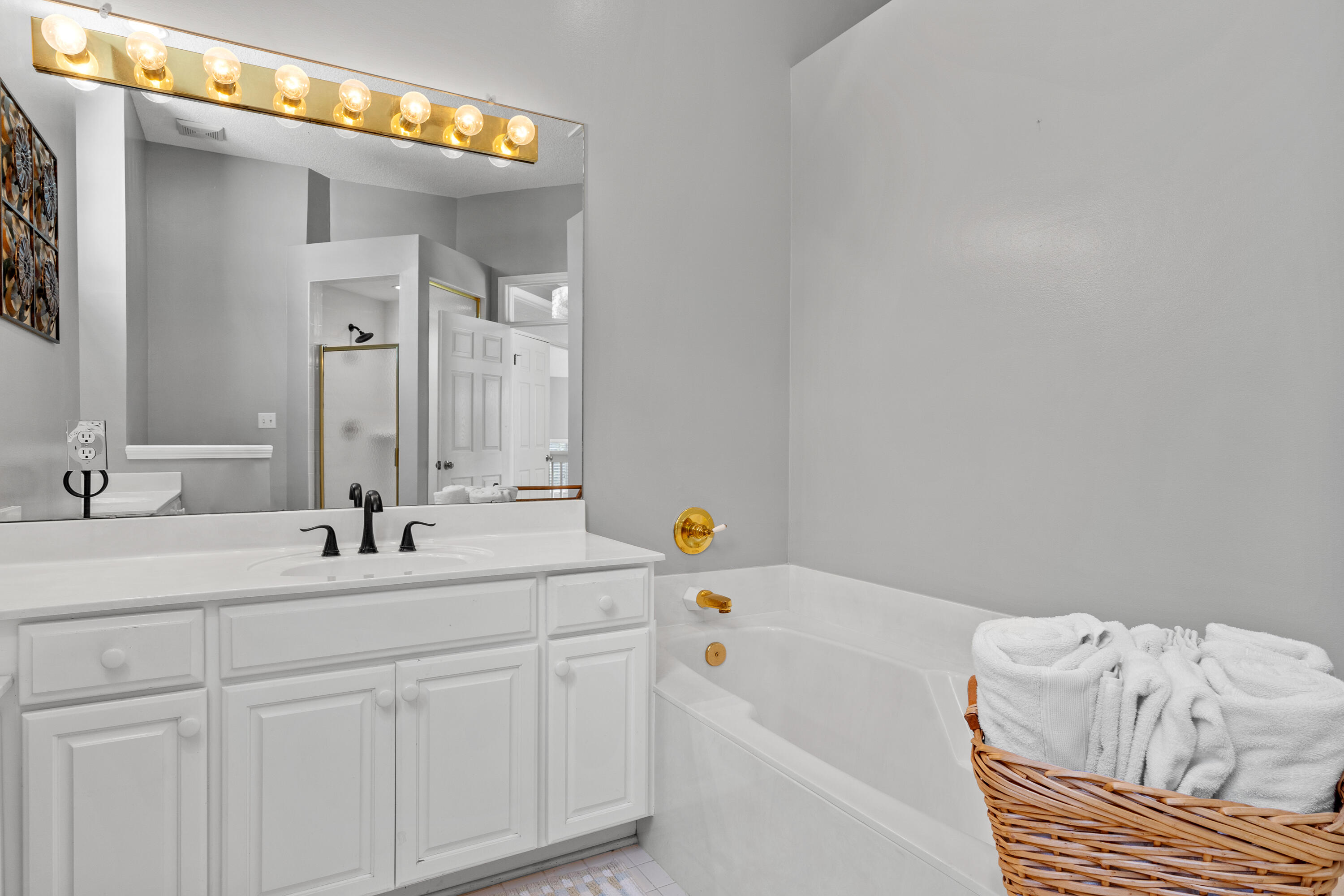 985 Northshore Drive, 985