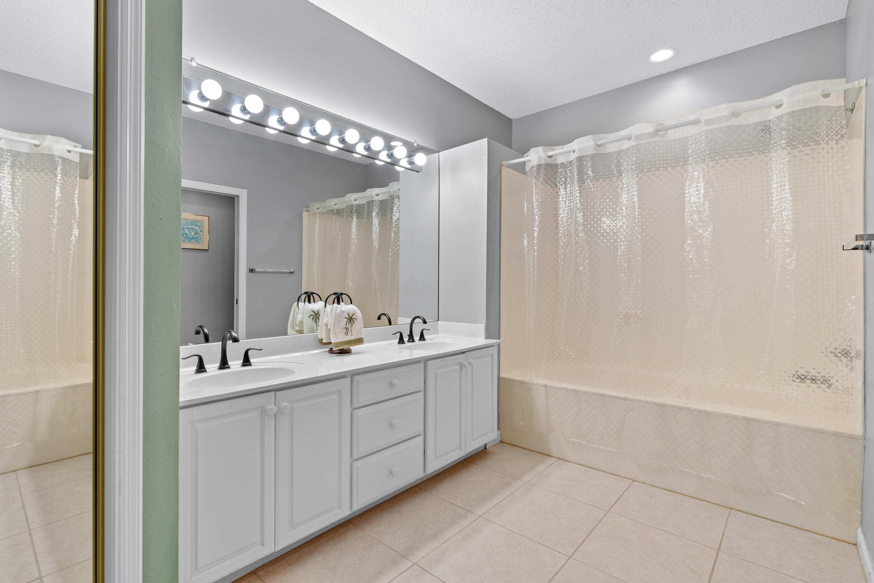 985 Northshore Drive, 985