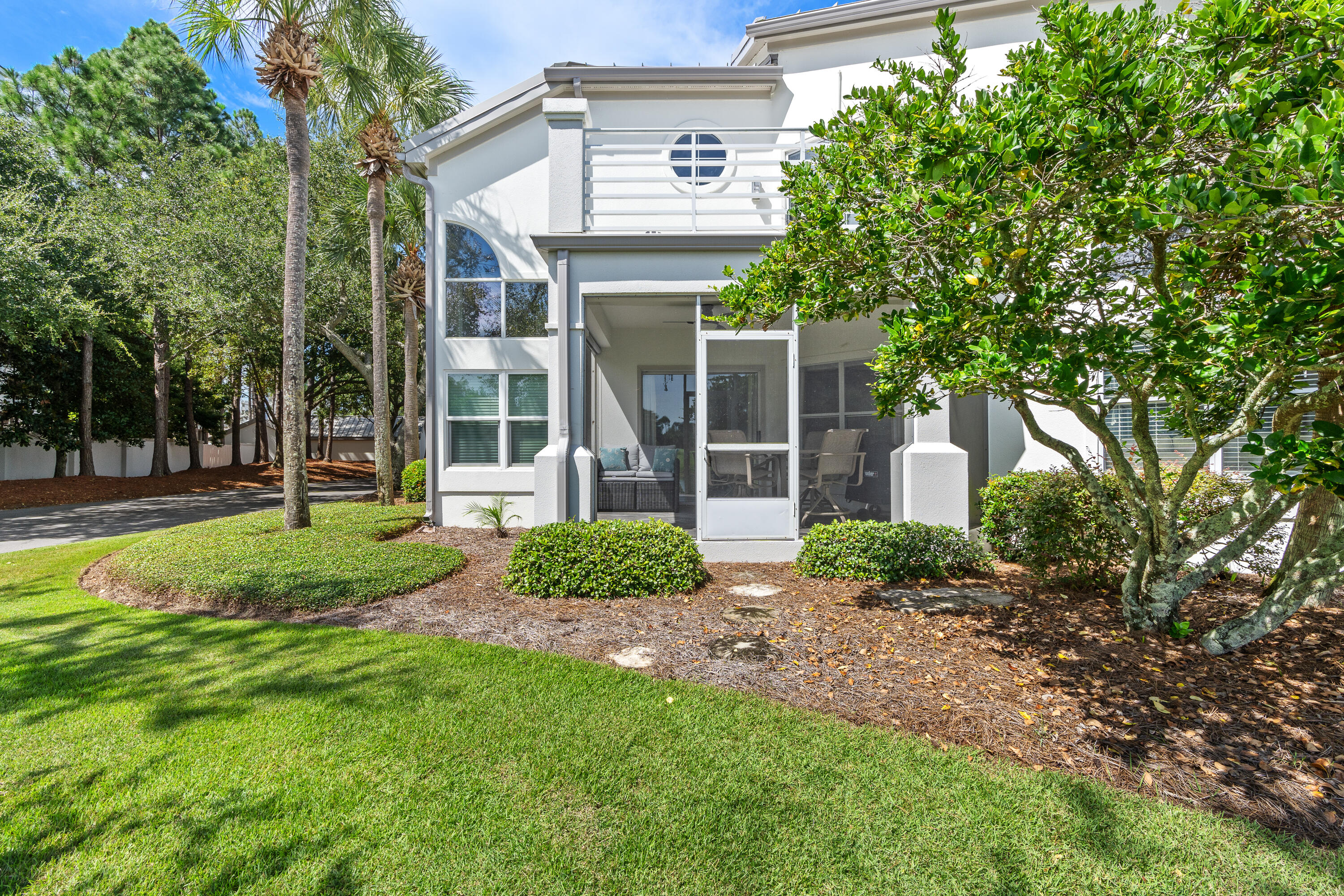 985 Northshore Drive, 985