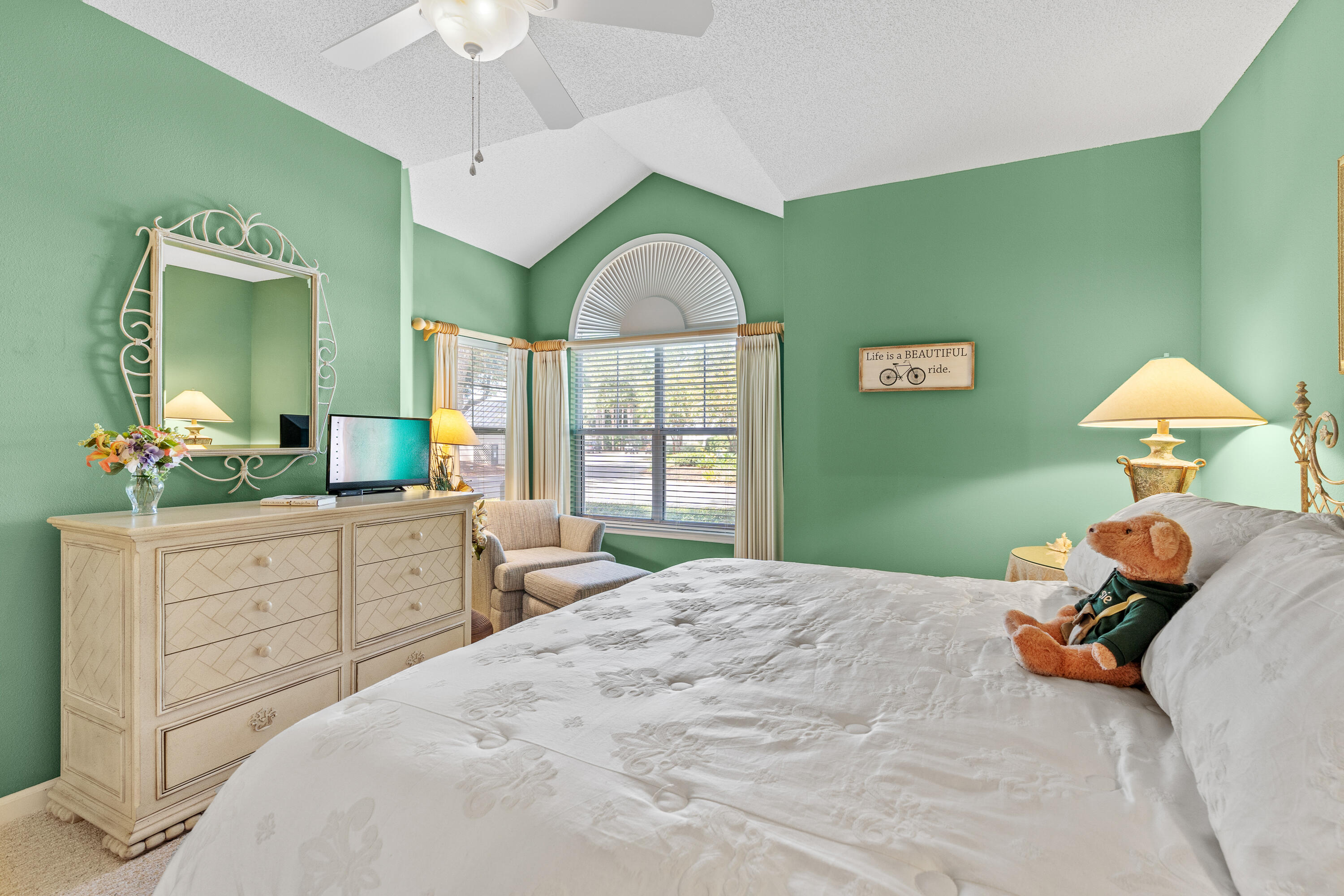 985 Northshore Drive, 985