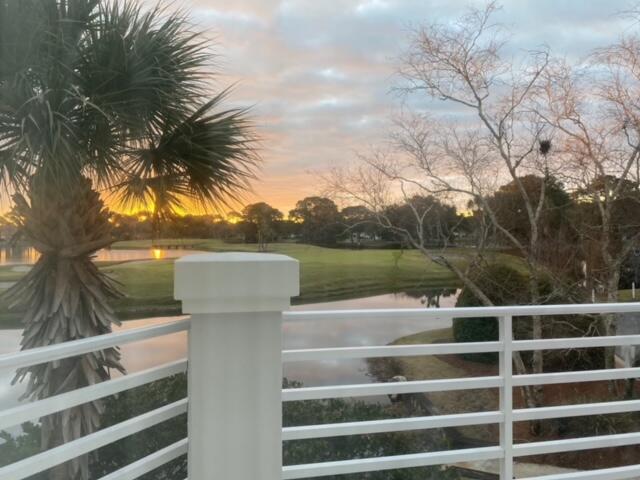 985 Northshore Drive, 985