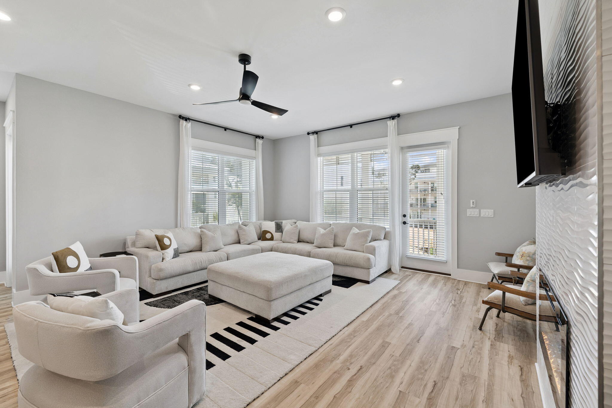 15 E Queen Palm Drive