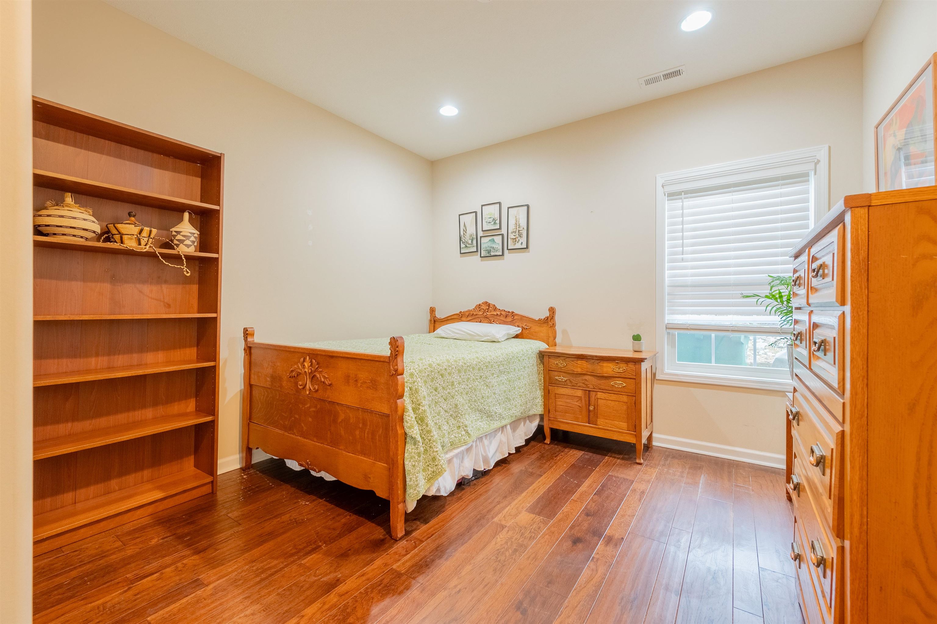 70 GAVINS Court NW