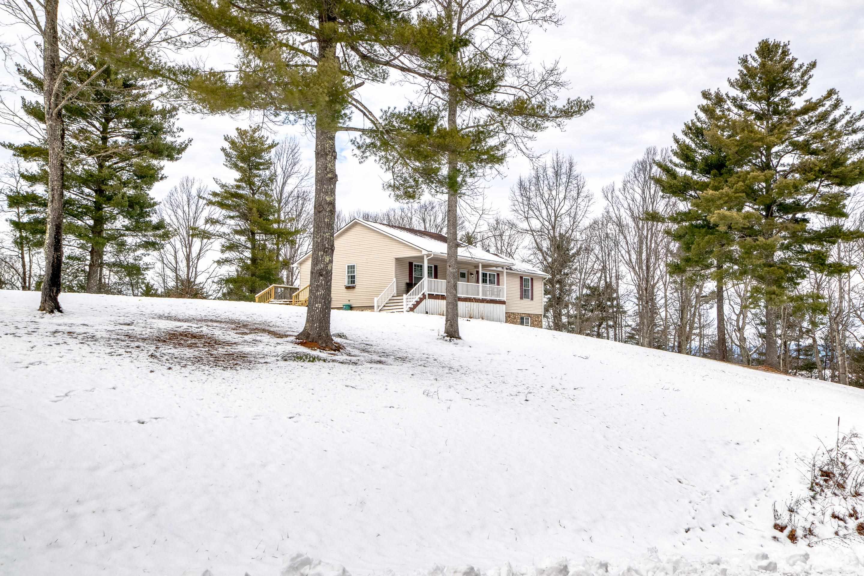 1718 LAUREL CREEK Road NE
