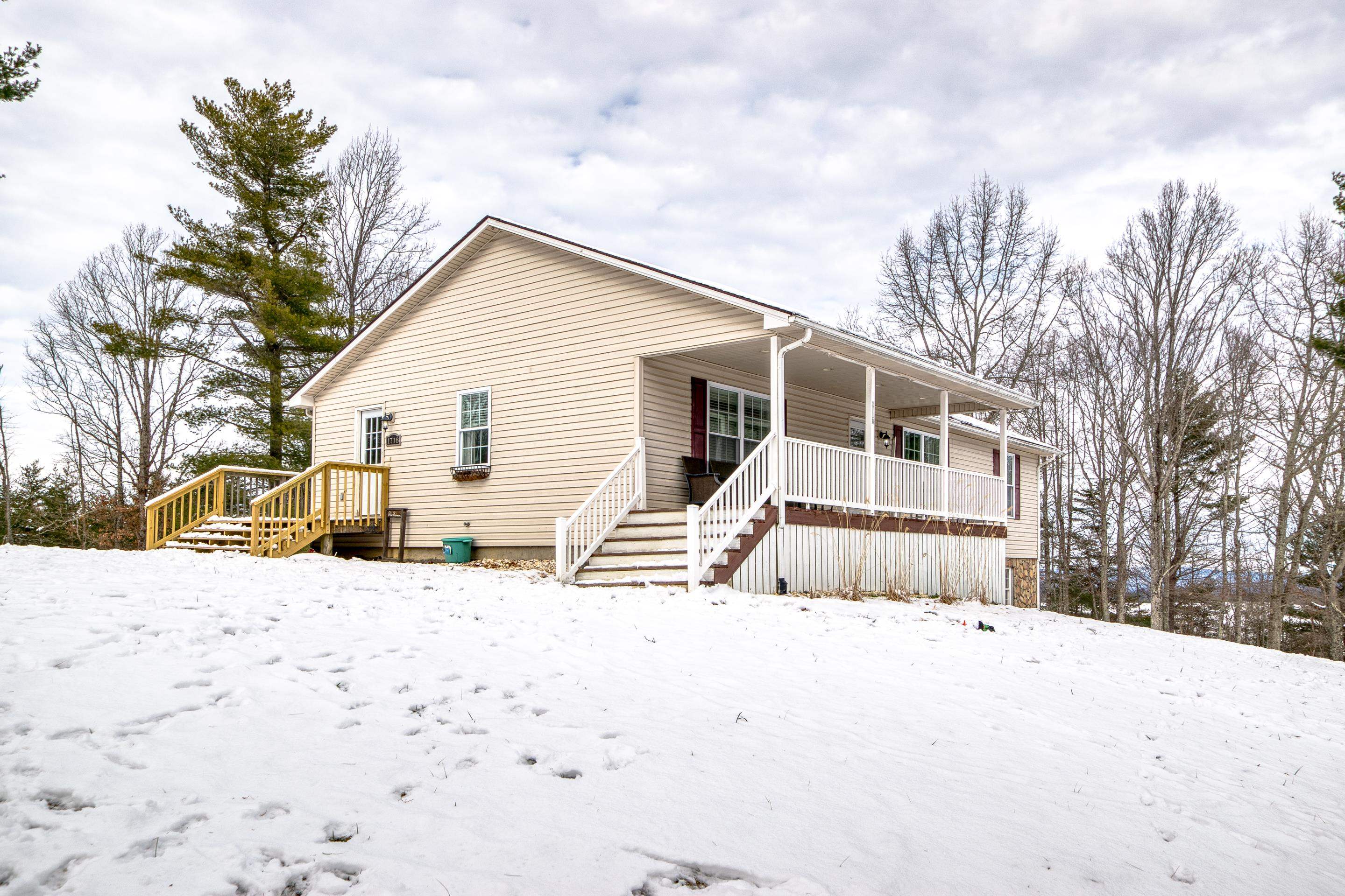 1718 LAUREL CREEK Road NE
