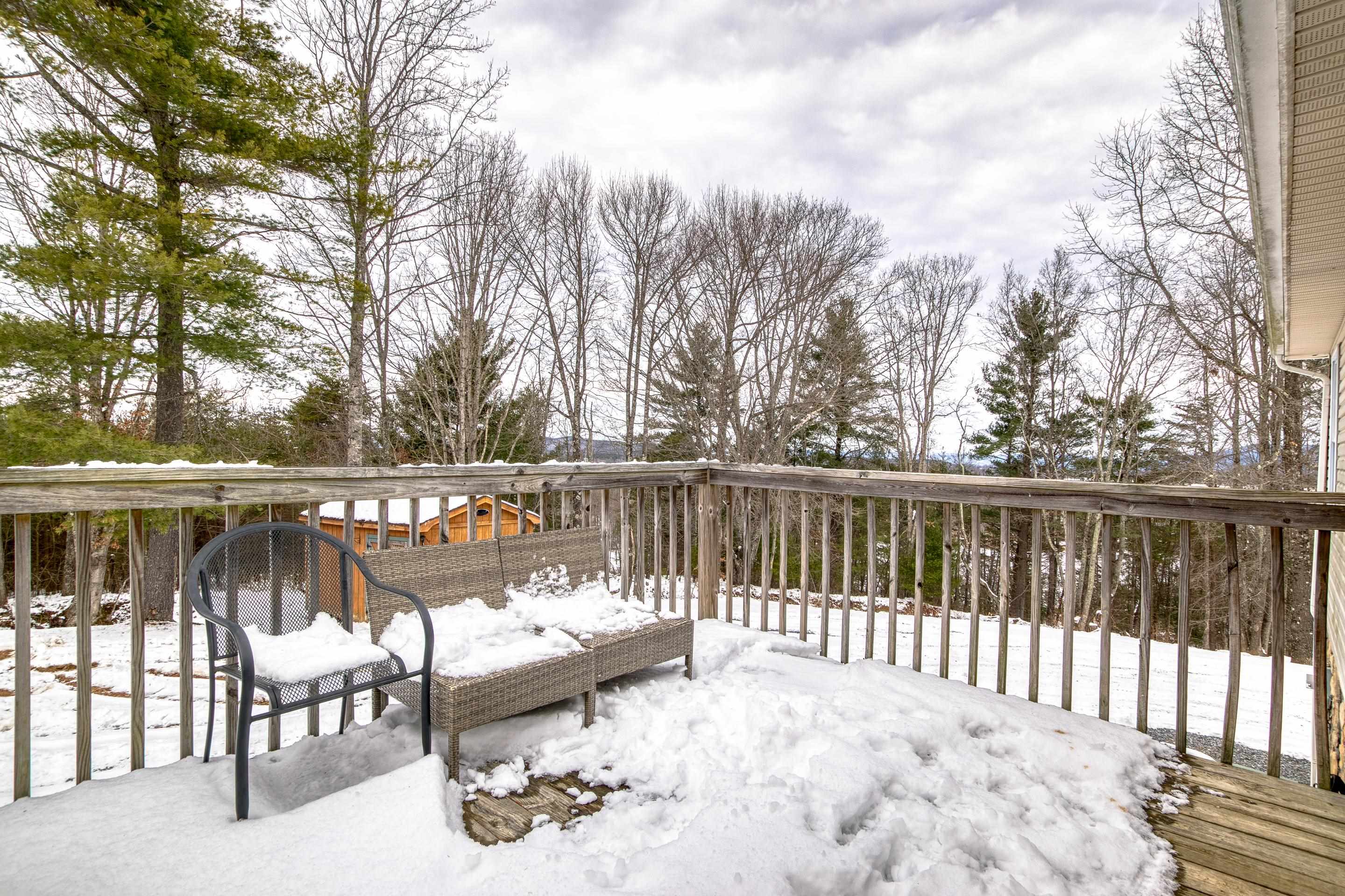 1718 LAUREL CREEK Road NE