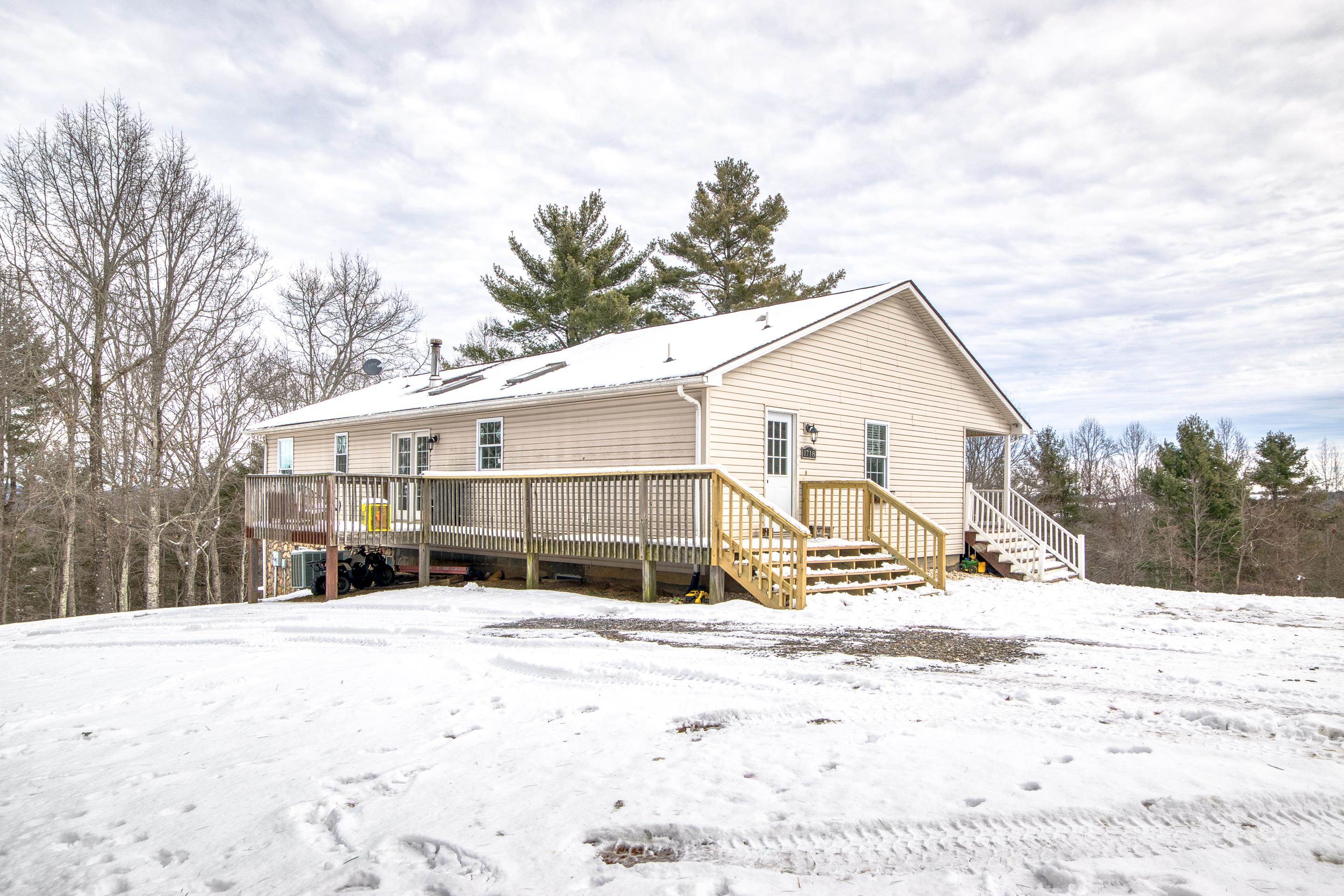1718 LAUREL CREEK Road NE
