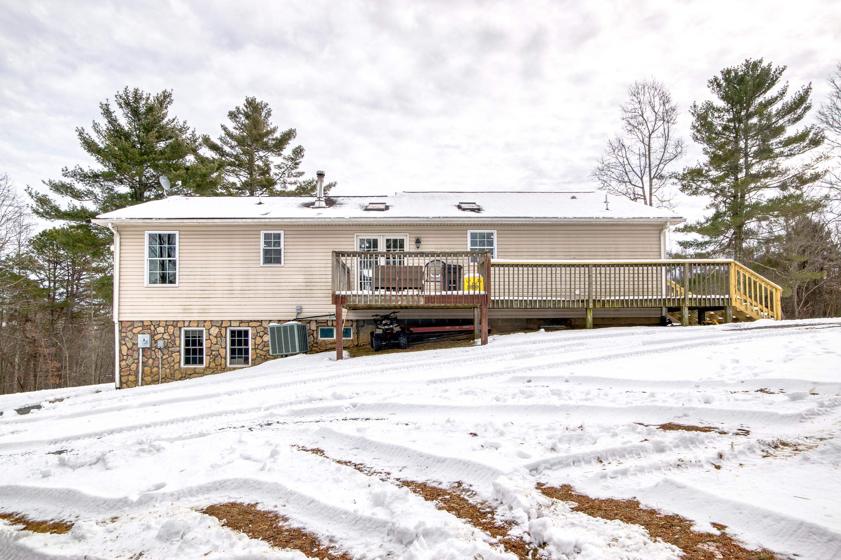 1718 LAUREL CREEK Road NE