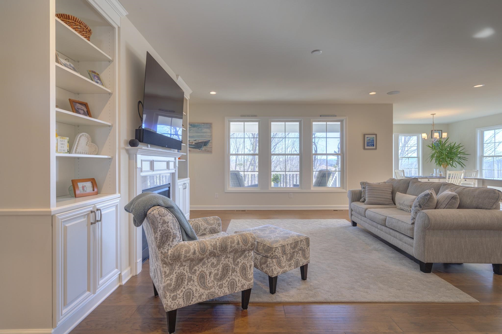 124 KINLOCH Drive