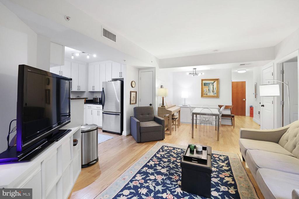 915 E St NW #403