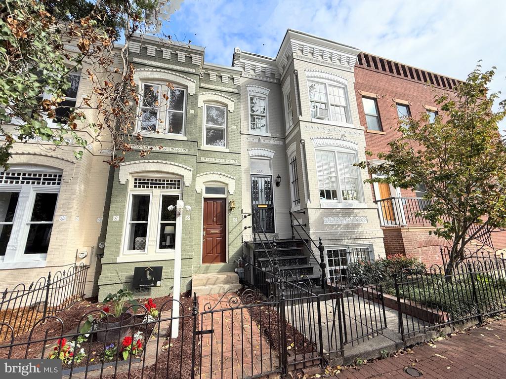307 4TH STREET NE