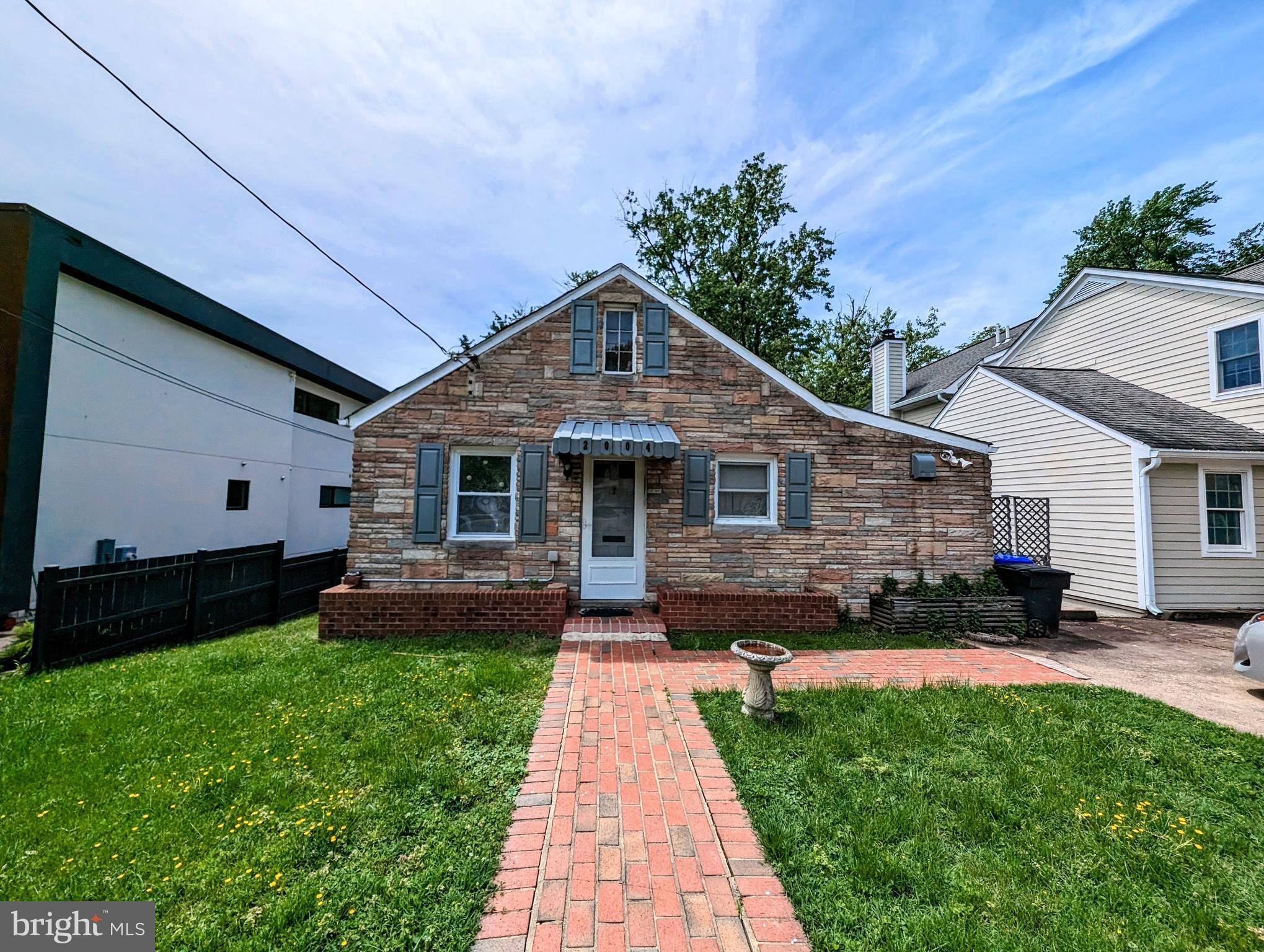 2004 N Lexington St