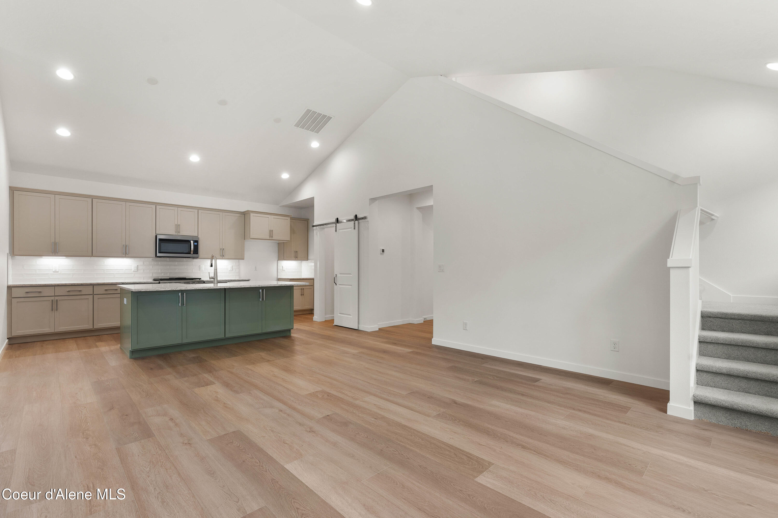 1147 E WALTON CT
