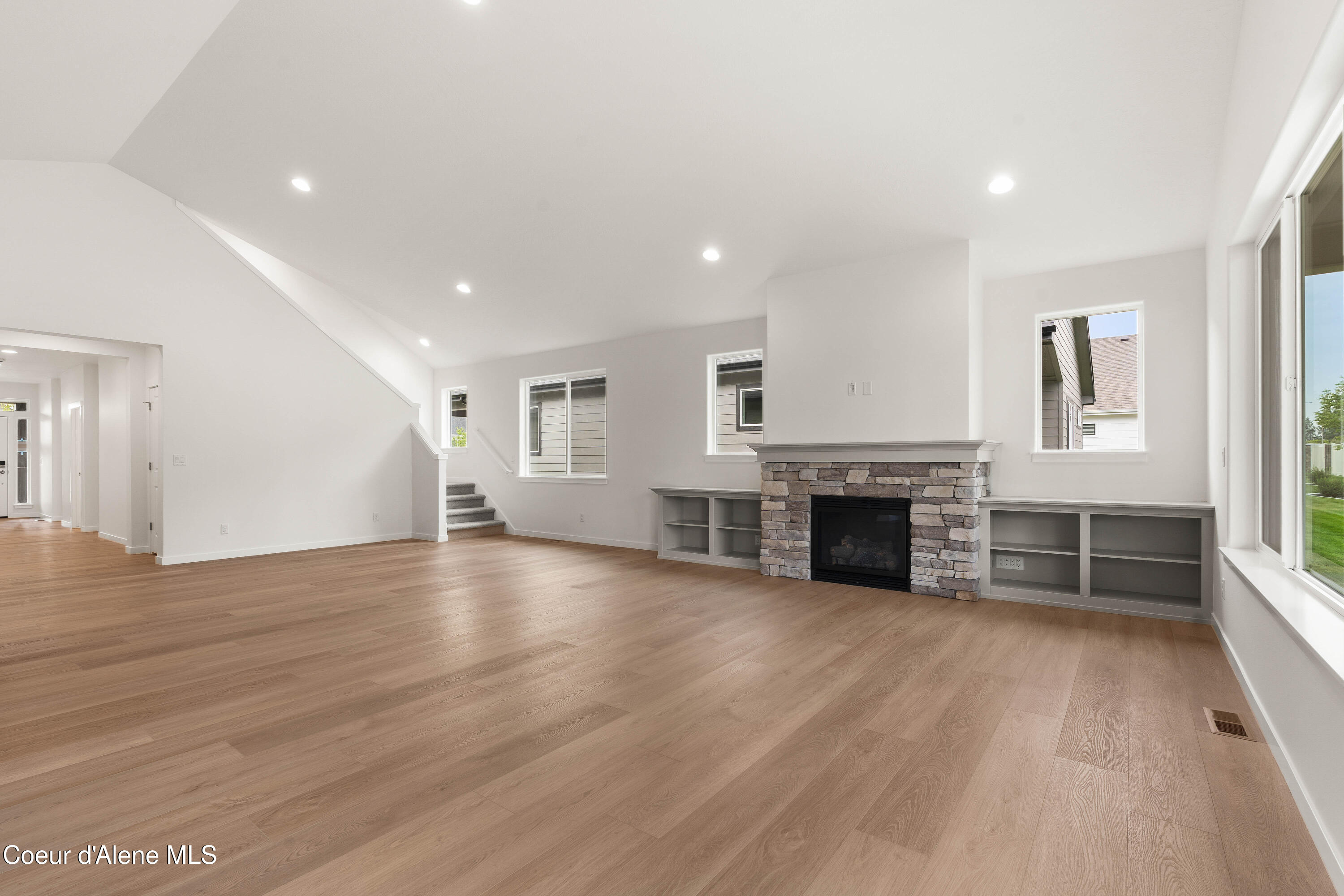 1147 E WALTON CT