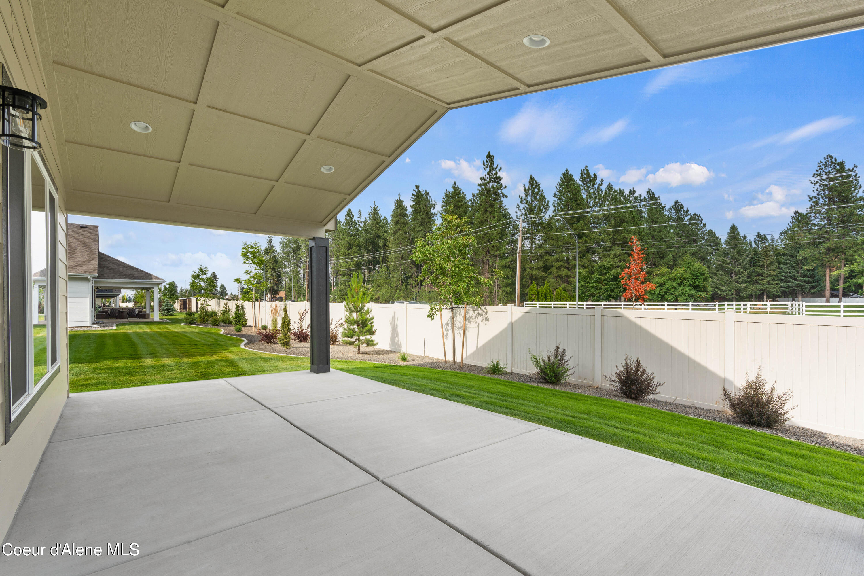 1147 E WALTON CT