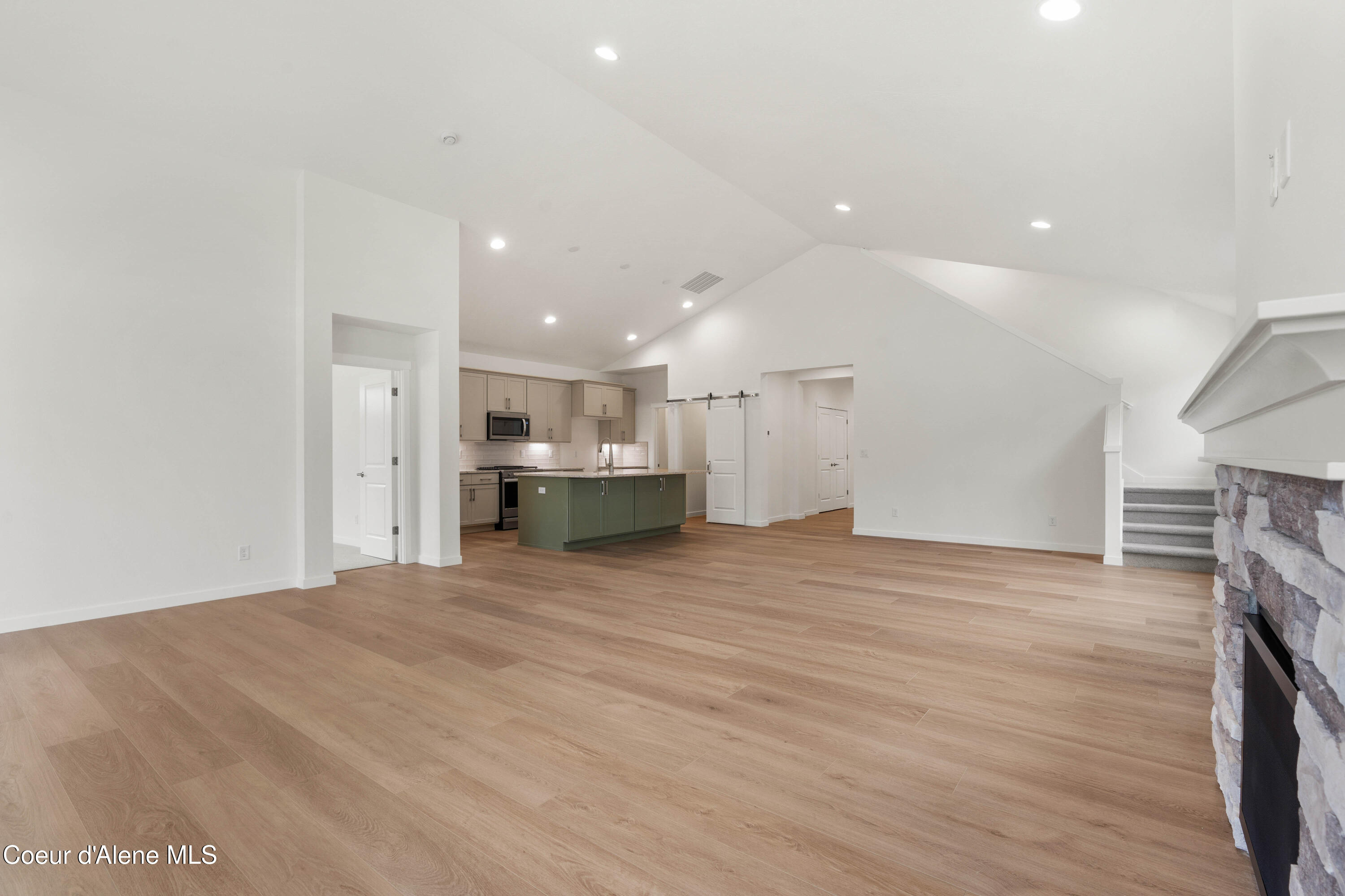 1147 E WALTON CT