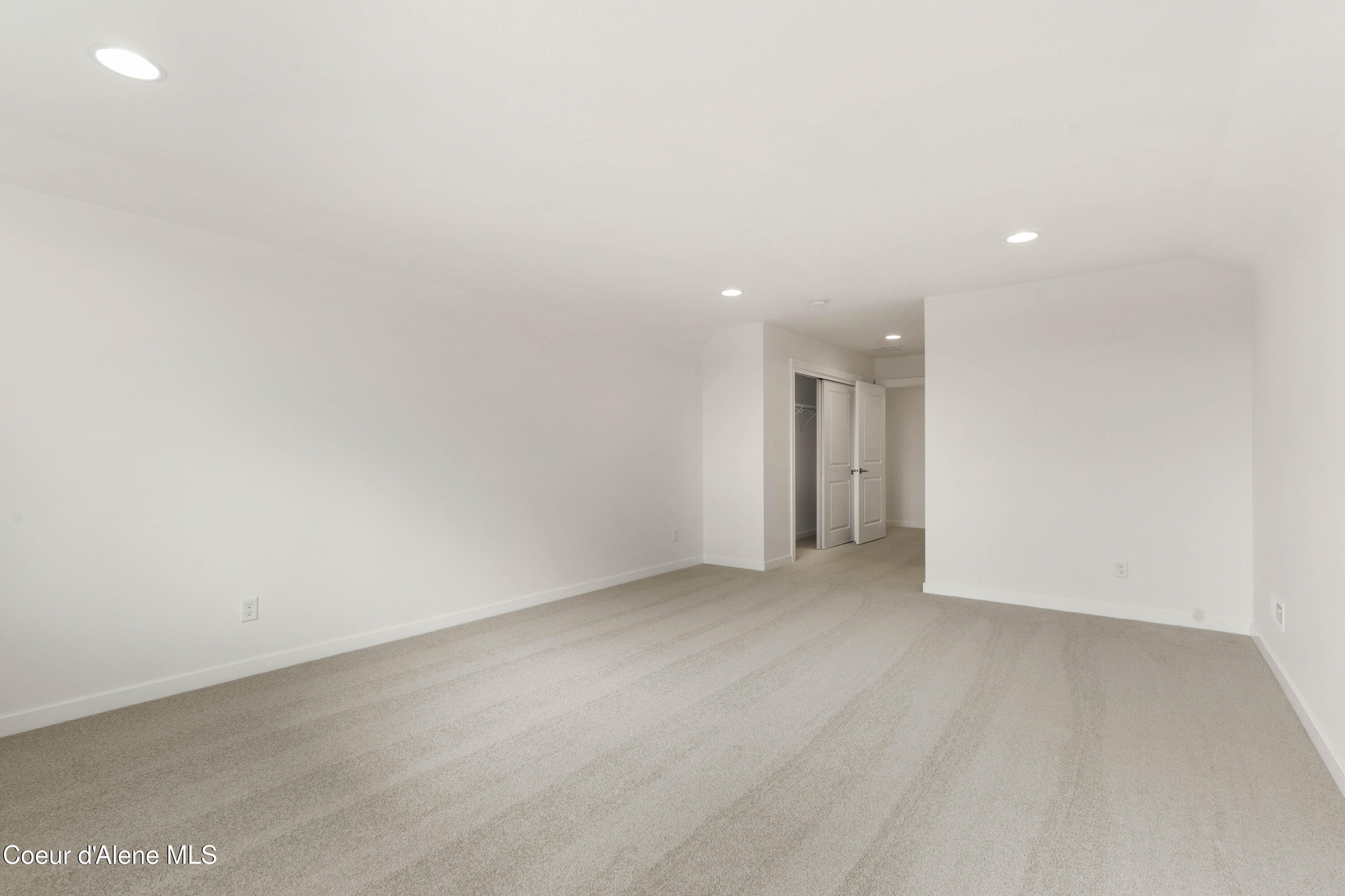 1147 E WALTON CT