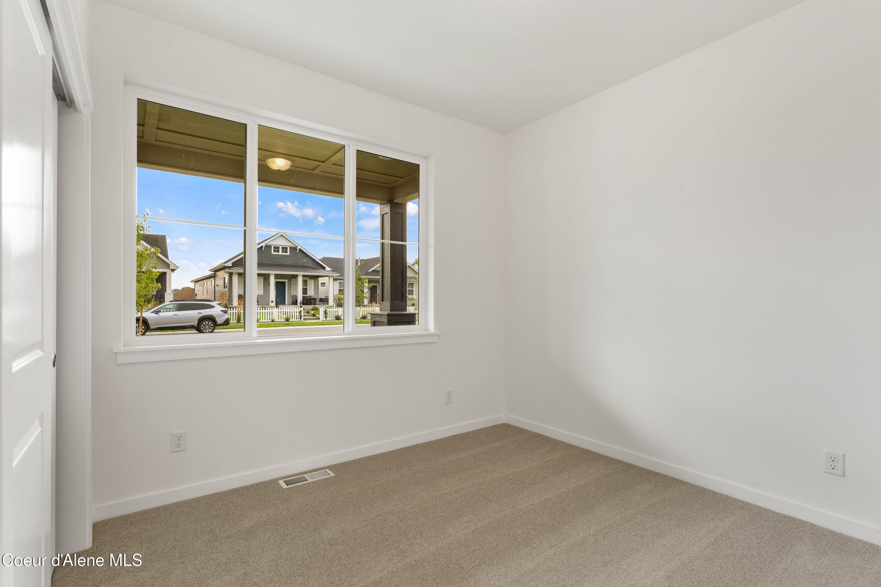 1147 E WALTON CT