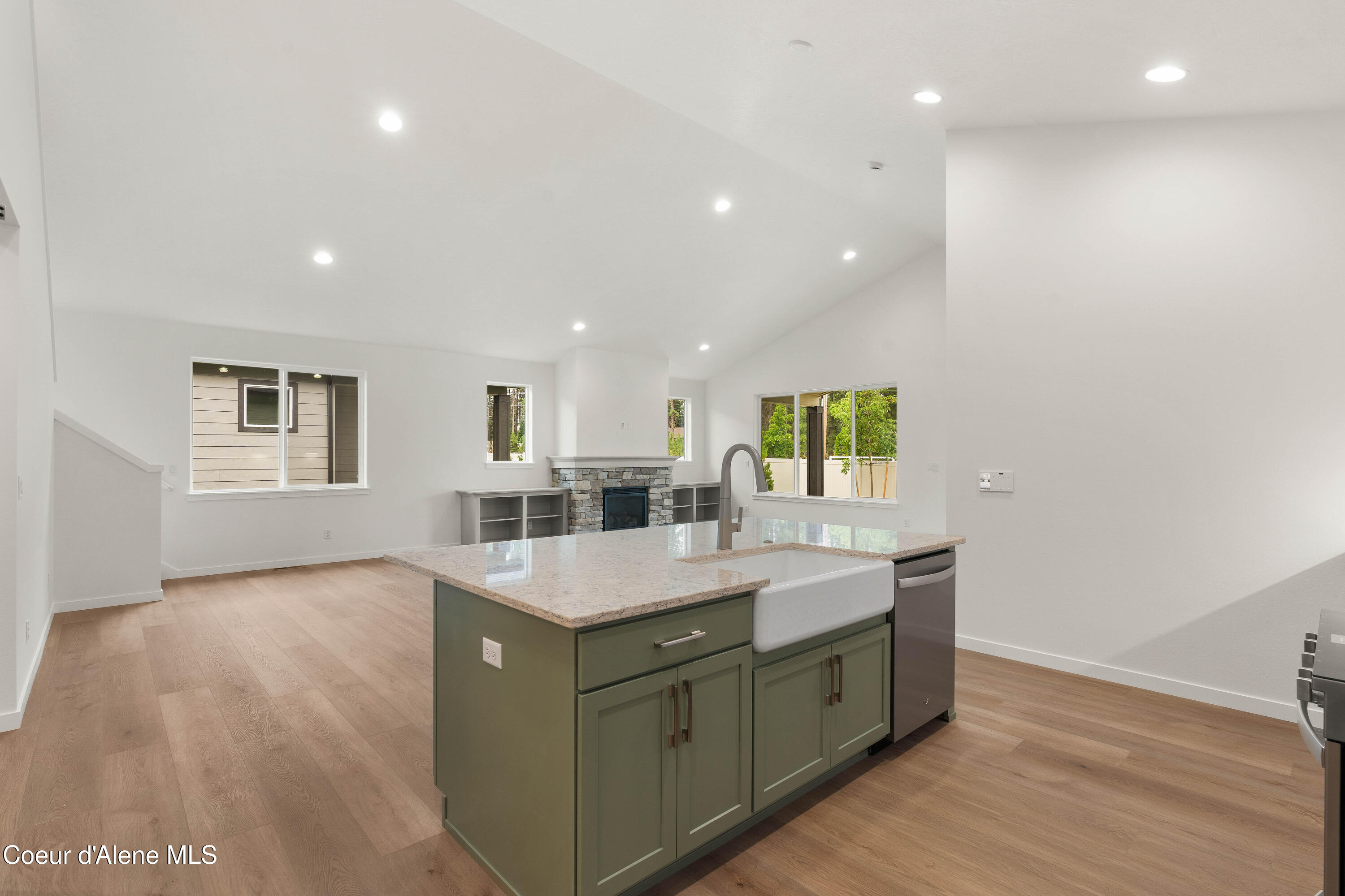 1147 E WALTON CT