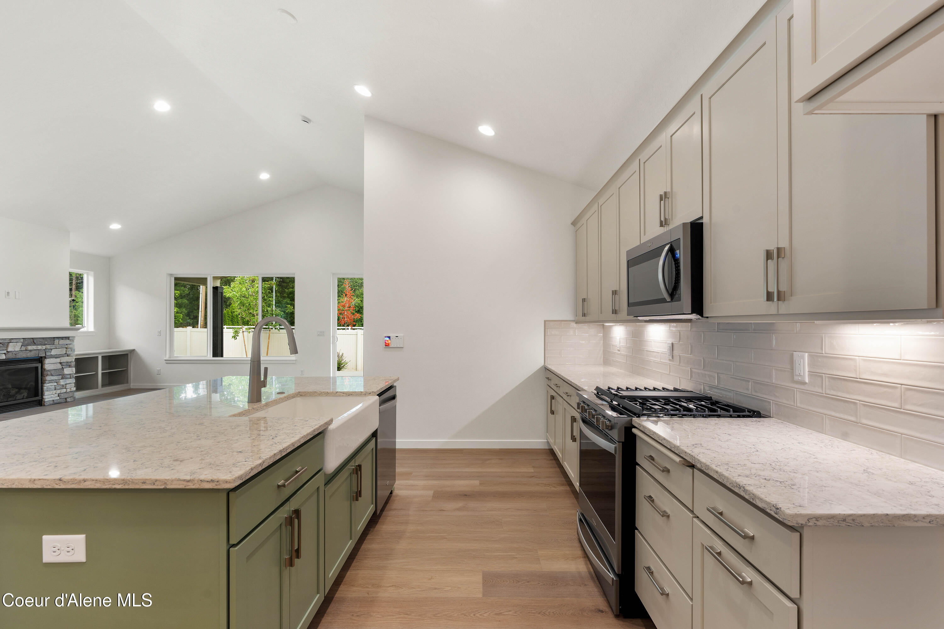 1147 E WALTON CT