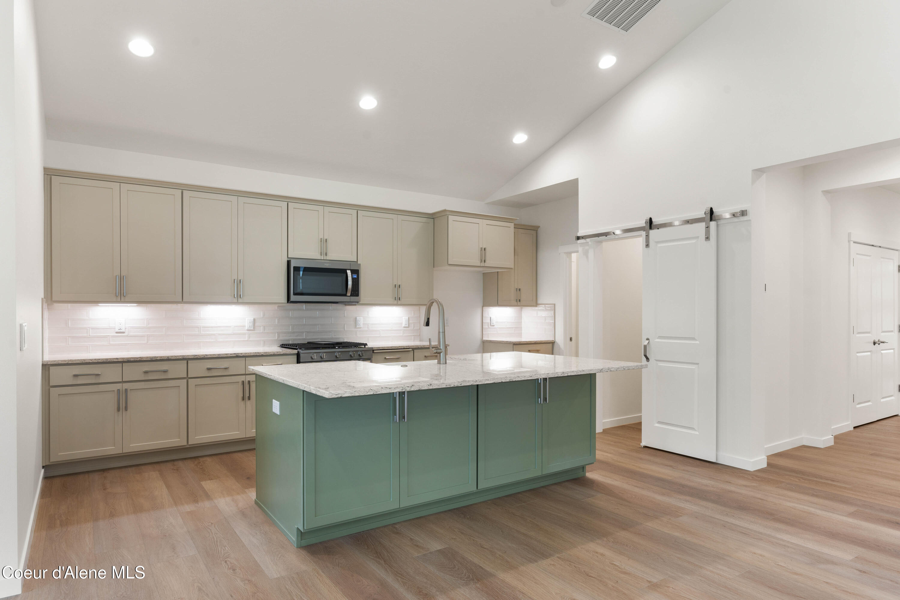1147 E WALTON CT