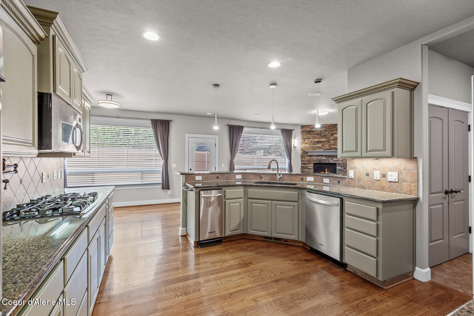 755 N COLES LOOP