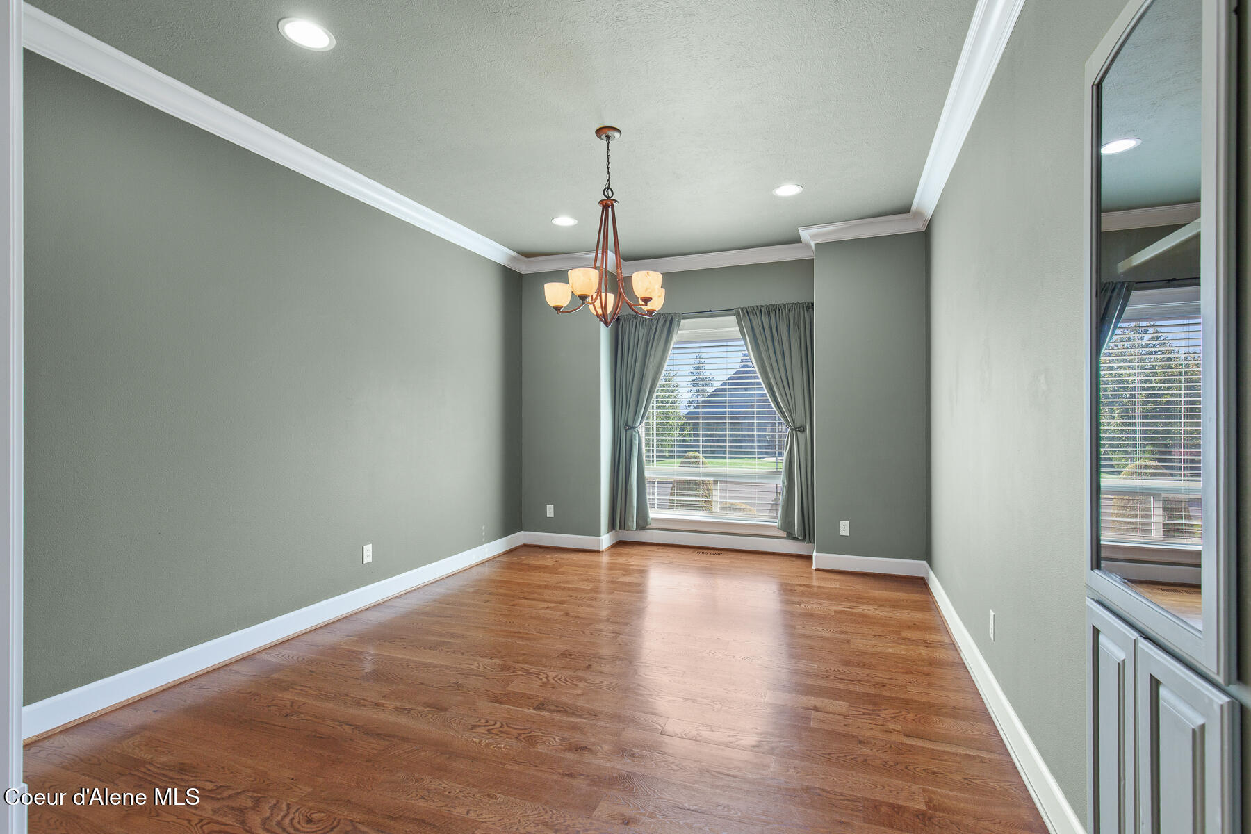 755 N COLES LOOP