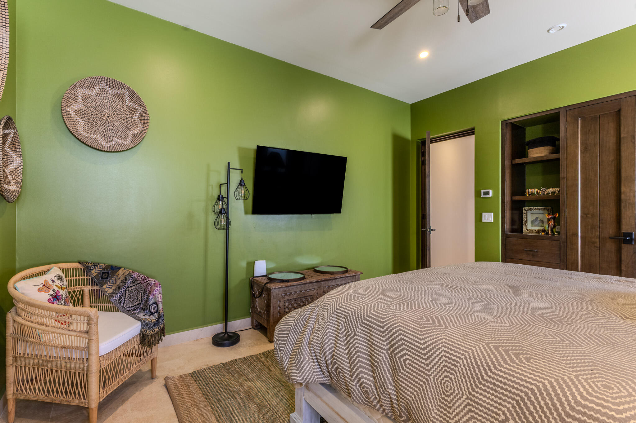 Coronado 4.6, Pacific