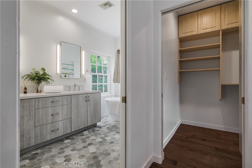 10452 Lindbrook Drive