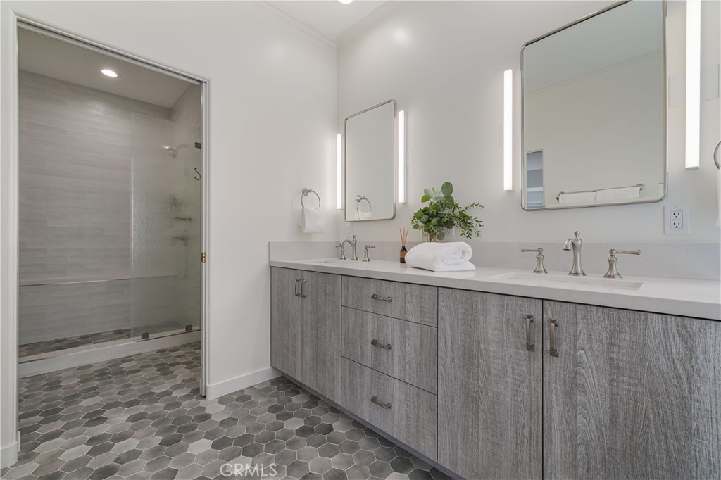 10452 Lindbrook Drive