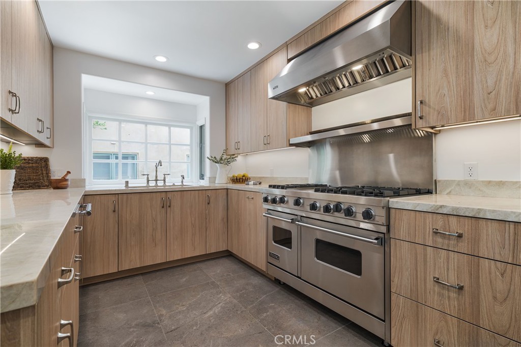 10452 Lindbrook Drive