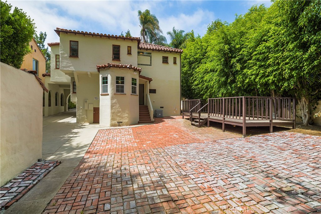 10452 Lindbrook Drive