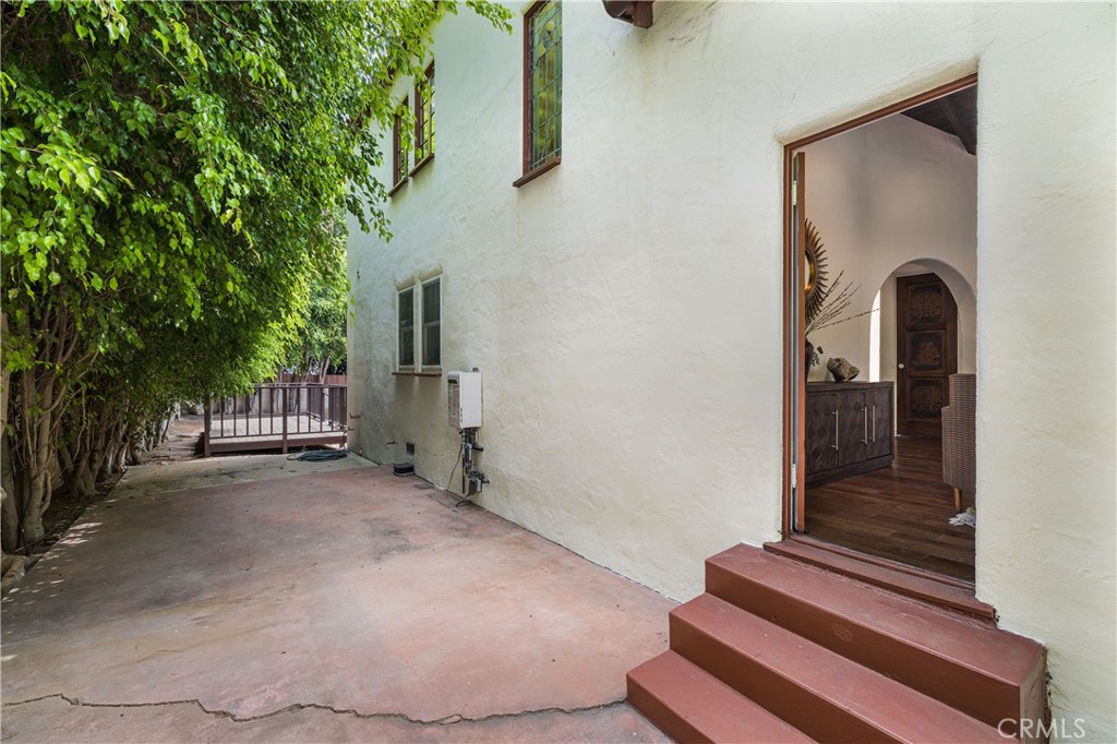 10452 Lindbrook Drive