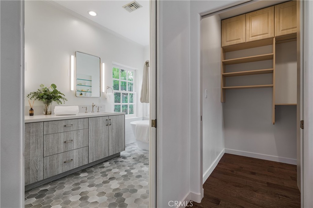 10452 Lindbrook Drive