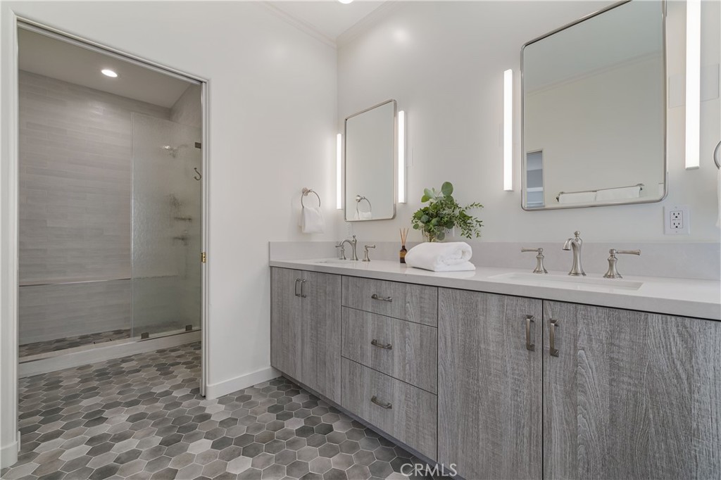 10452 Lindbrook Drive