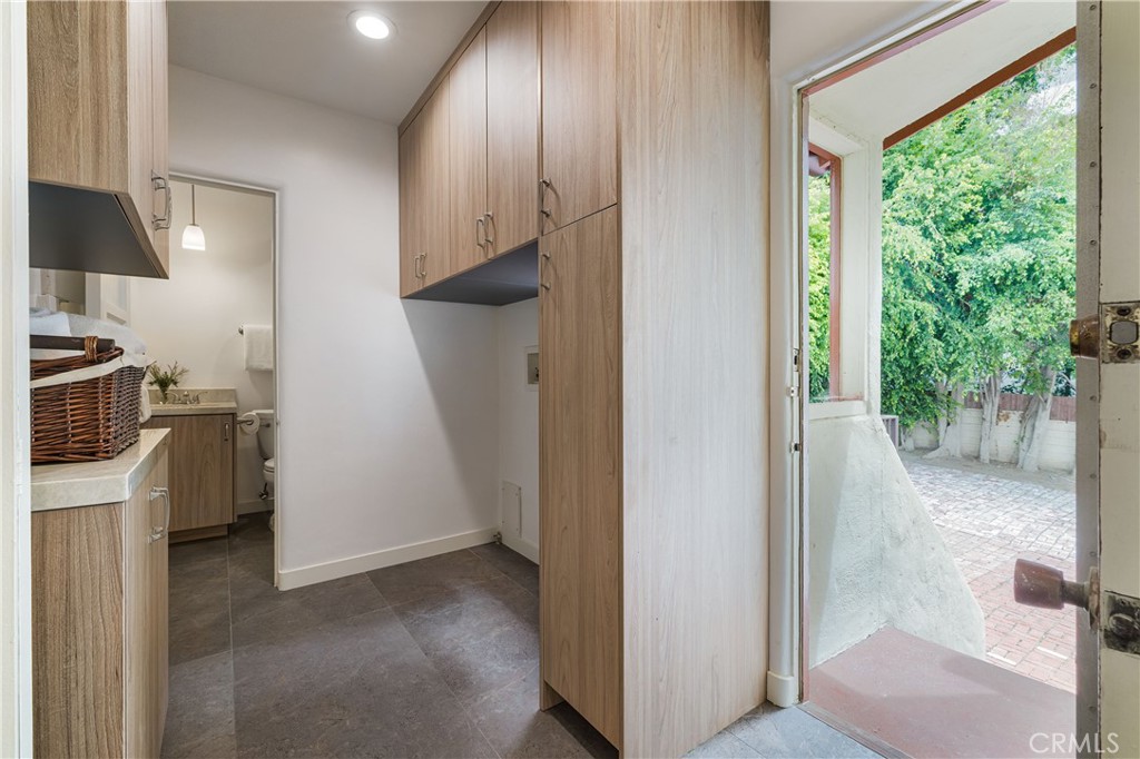 10452 Lindbrook Drive