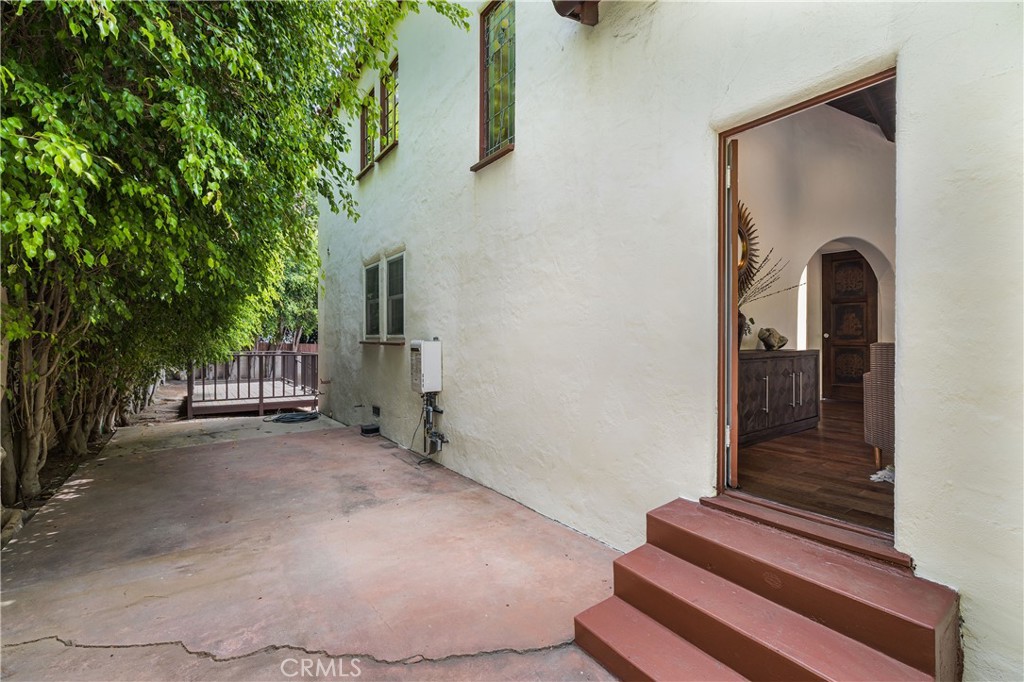 10452 Lindbrook Drive